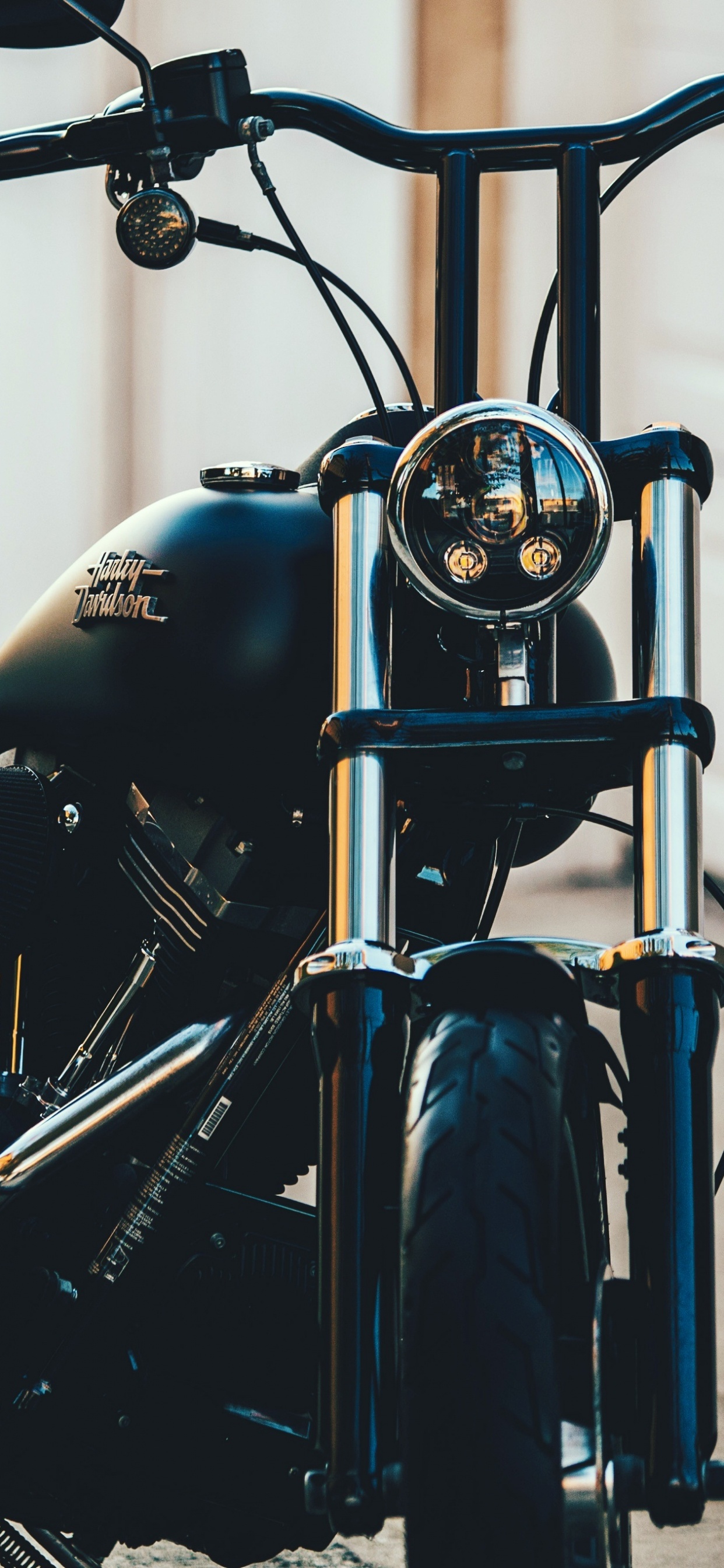 Schwarz-silbernes Cruiser-Motorrad. Wallpaper in 1242x2688 Resolution