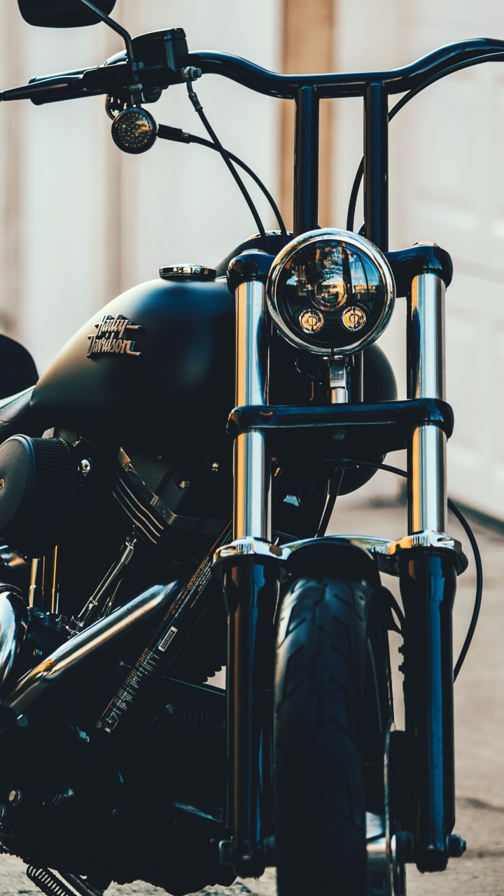 Motocicleta Cruiser Negra y Plateada. Wallpaper in 720x1280 Resolution