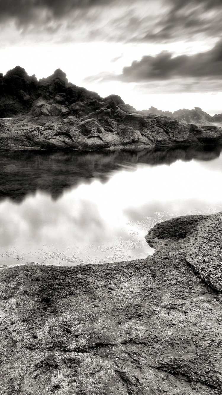 Photo en Niveaux de Gris du Lac Près de la Montagne. Wallpaper in 750x1334 Resolution
