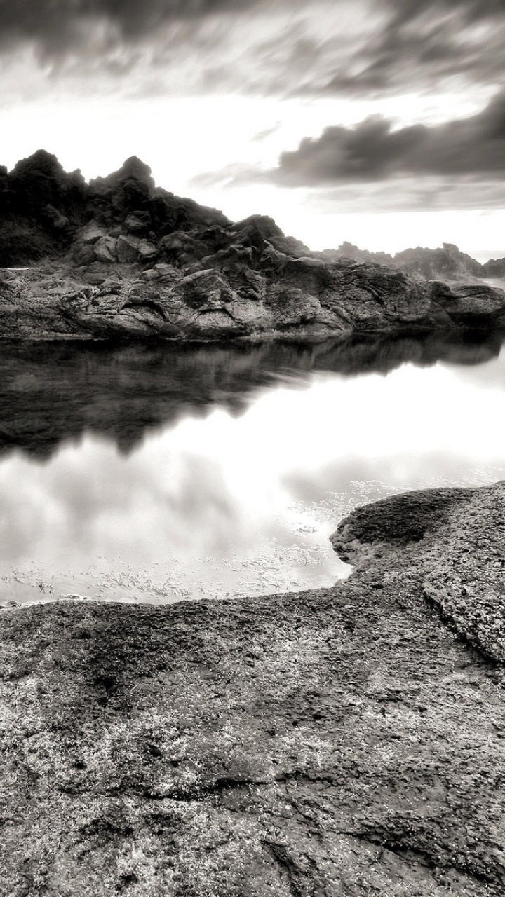 Foto en Escala de Grises Del Lago Cerca de la Montaña. Wallpaper in 720x1280 Resolution