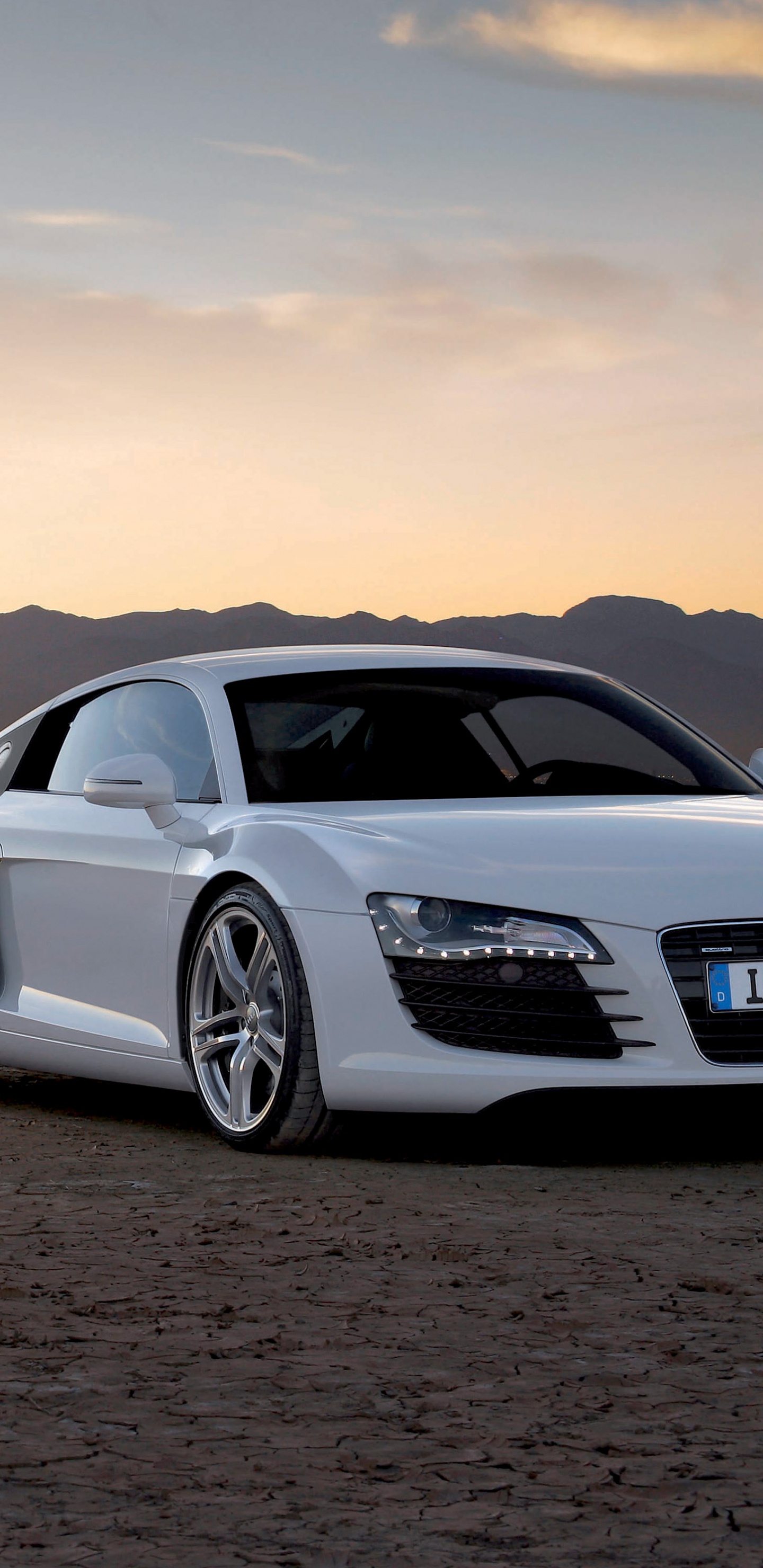 BMW M 3 Coupé Blanco Sobre Arena Marrón Durante la Puesta de Sol. Wallpaper in 1440x2960 Resolution