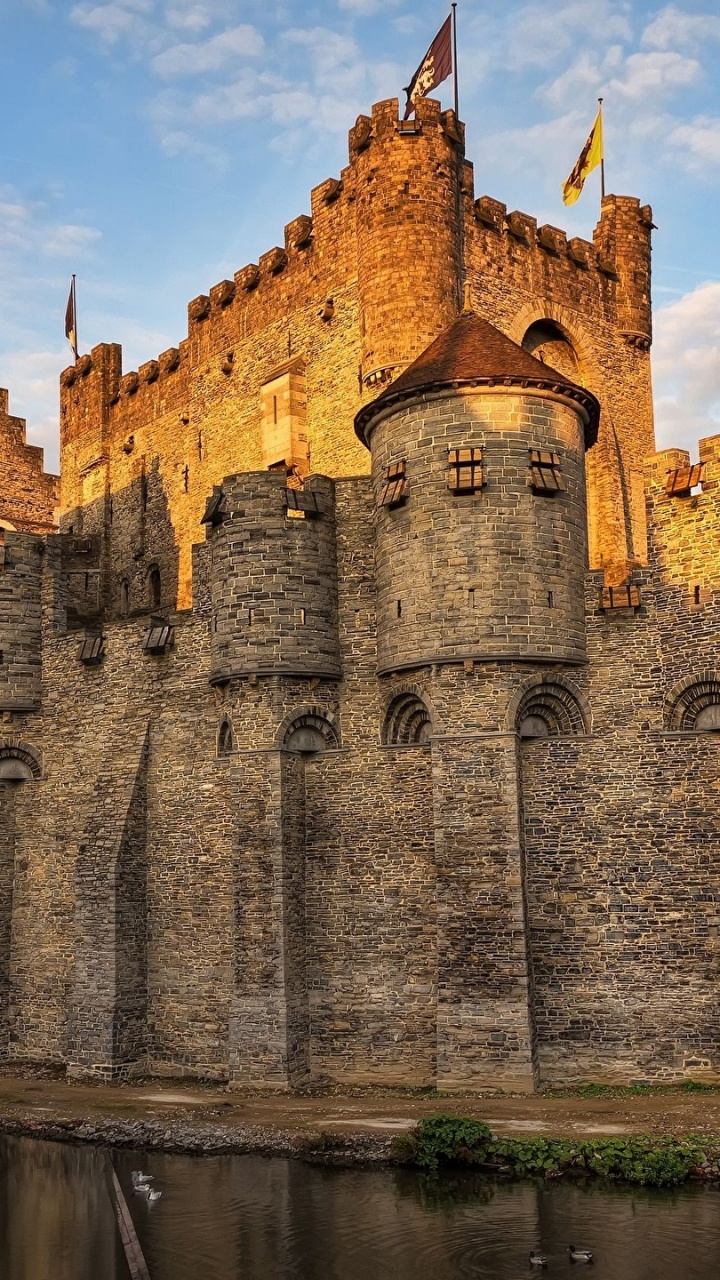 Château en Béton Brun Sur L'eau. Wallpaper in 720x1280 Resolution