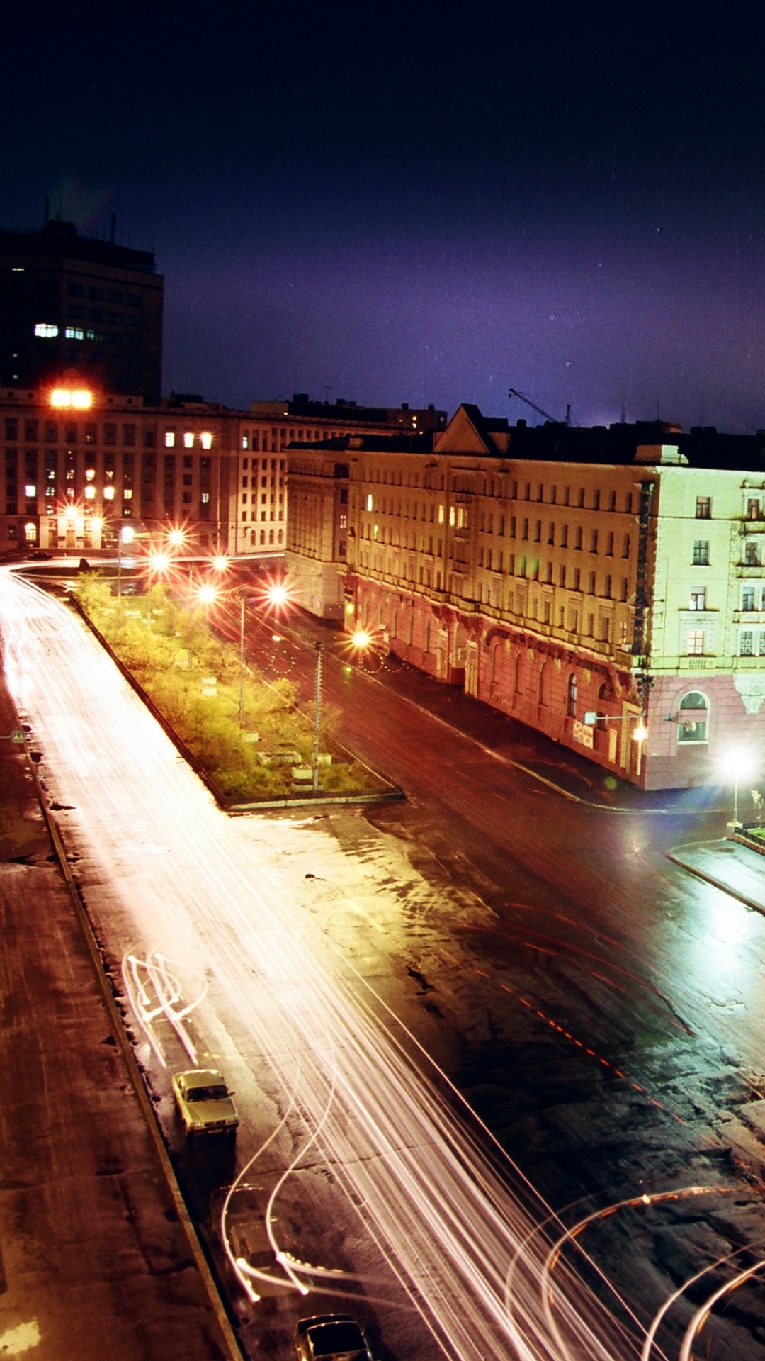 Voitures Sur Route Près du Bâtiment Pendant la Nuit. Wallpaper in 1080x1920 Resolution