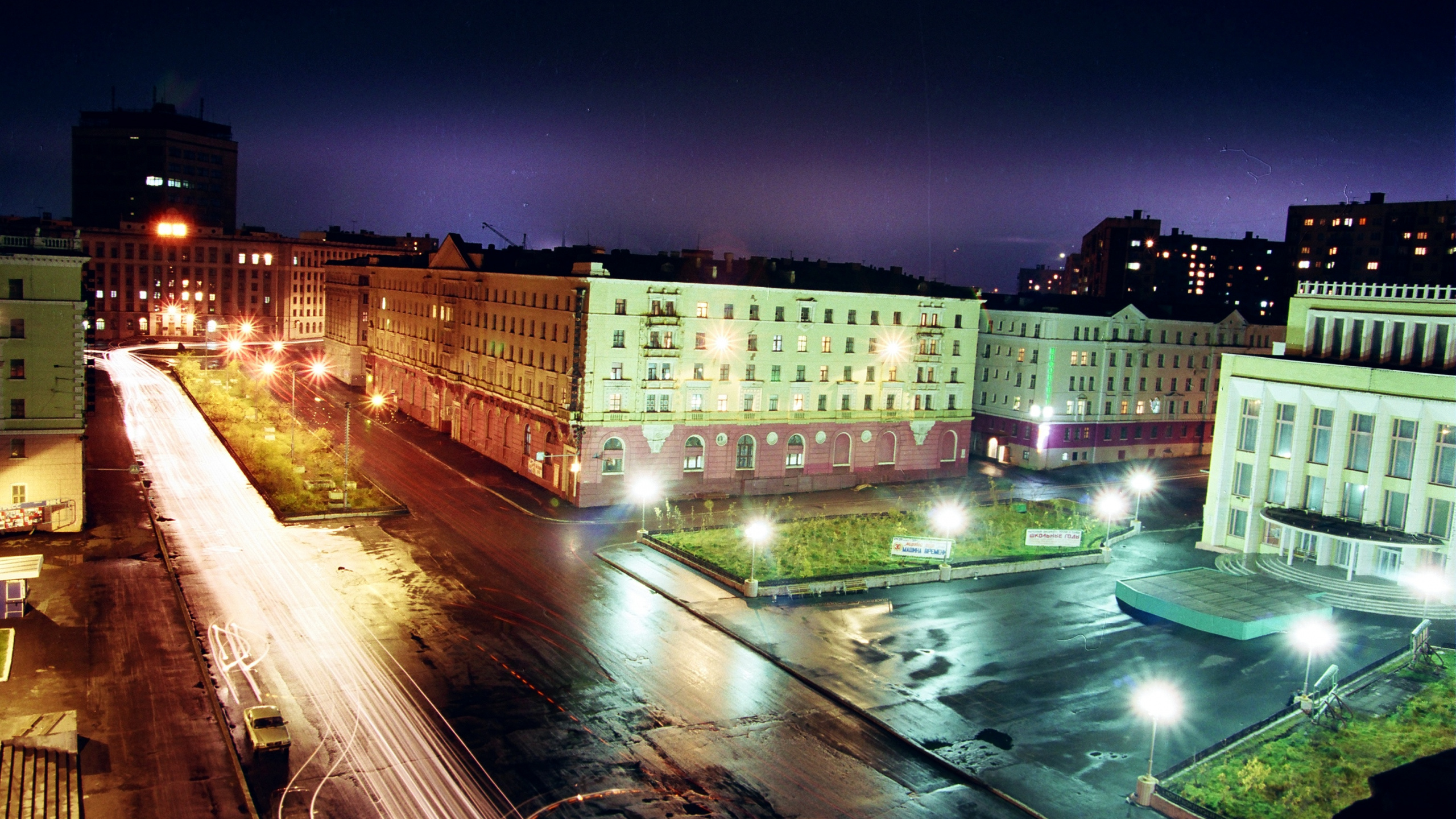 Voitures Sur Route Près du Bâtiment Pendant la Nuit. Wallpaper in 2560x1440 Resolution