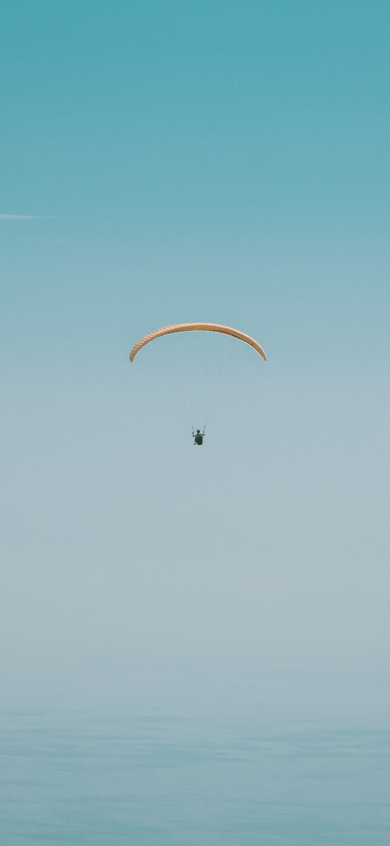 Person im Fallschirm Unter Blauem Himmel Tagsüber. Wallpaper in 1242x2688 Resolution
