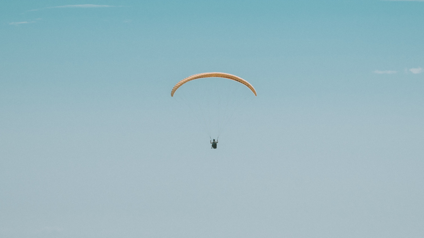 Person im Fallschirm Unter Blauem Himmel Tagsüber. Wallpaper in 1366x768 Resolution