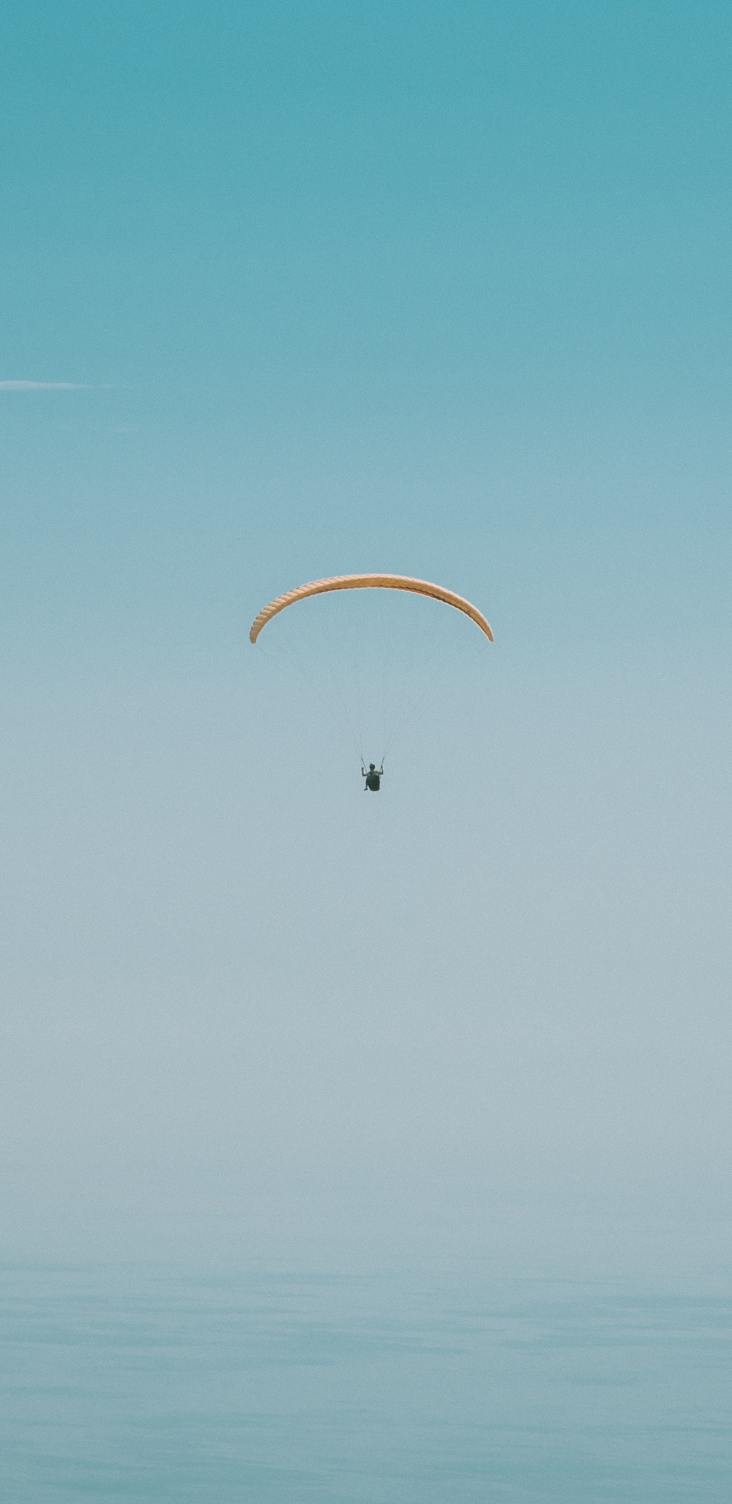 Person im Fallschirm Unter Blauem Himmel Tagsüber. Wallpaper in 1440x2960 Resolution