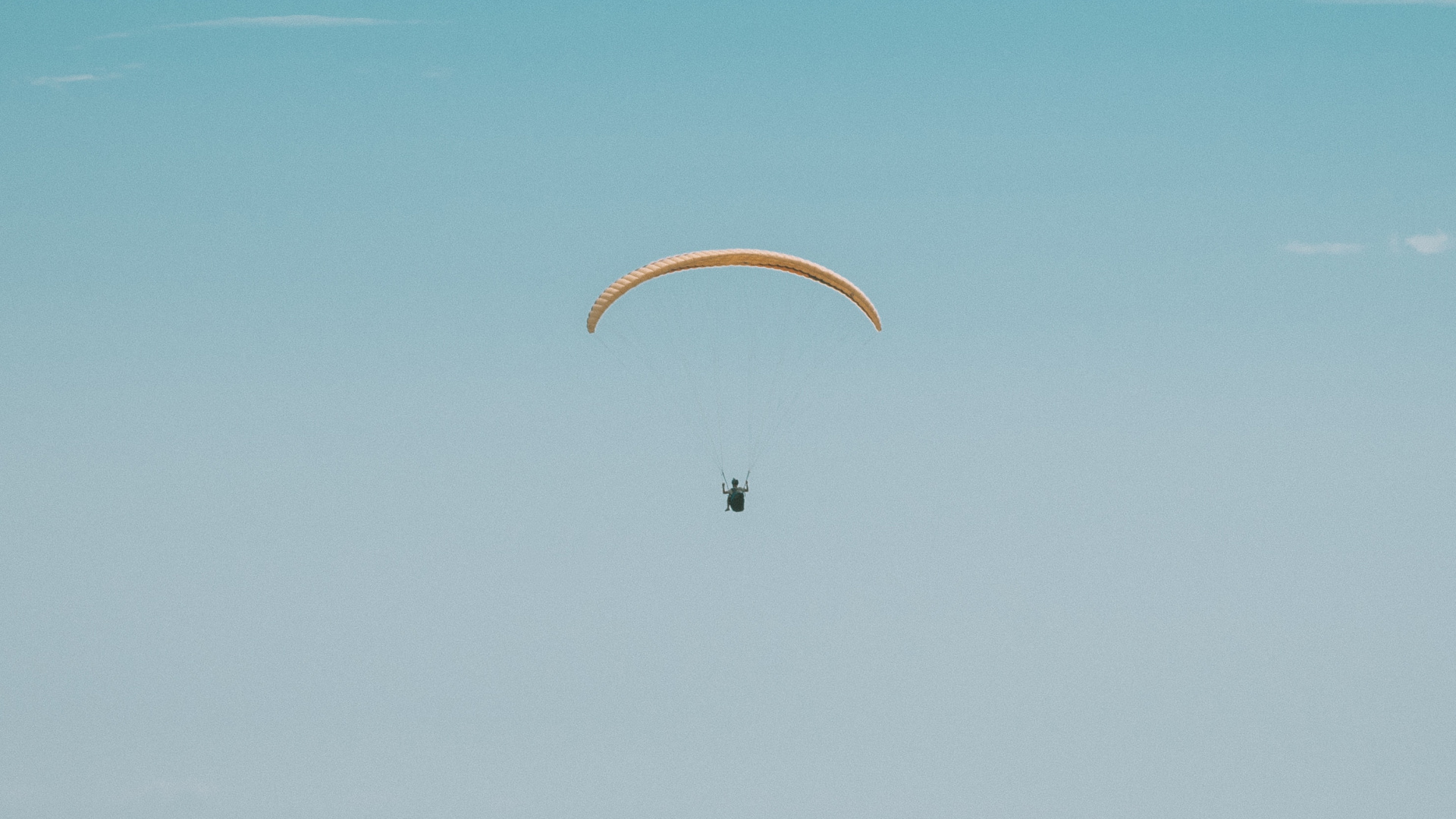 Persona en Paracaídas Bajo un Cielo Azul Durante el Día.. Wallpaper in 1920x1080 Resolution