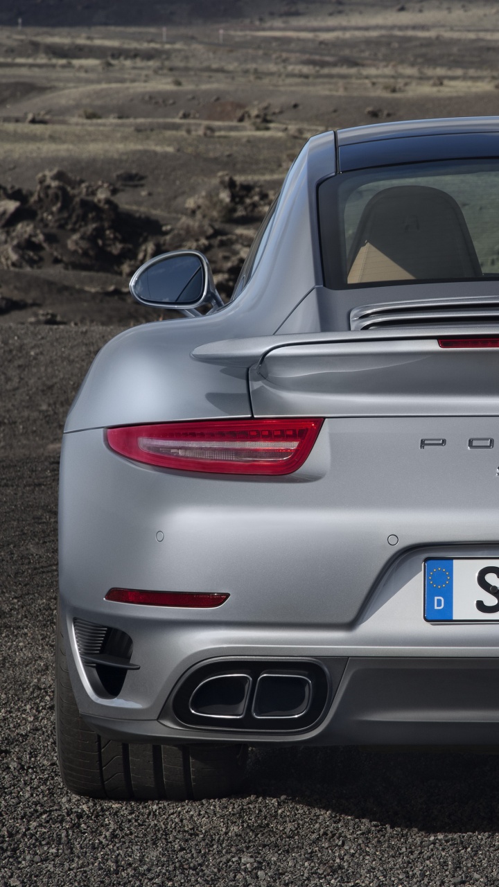 Weißer Bmw m 3 Tagsüber Unterwegs. Wallpaper in 720x1280 Resolution