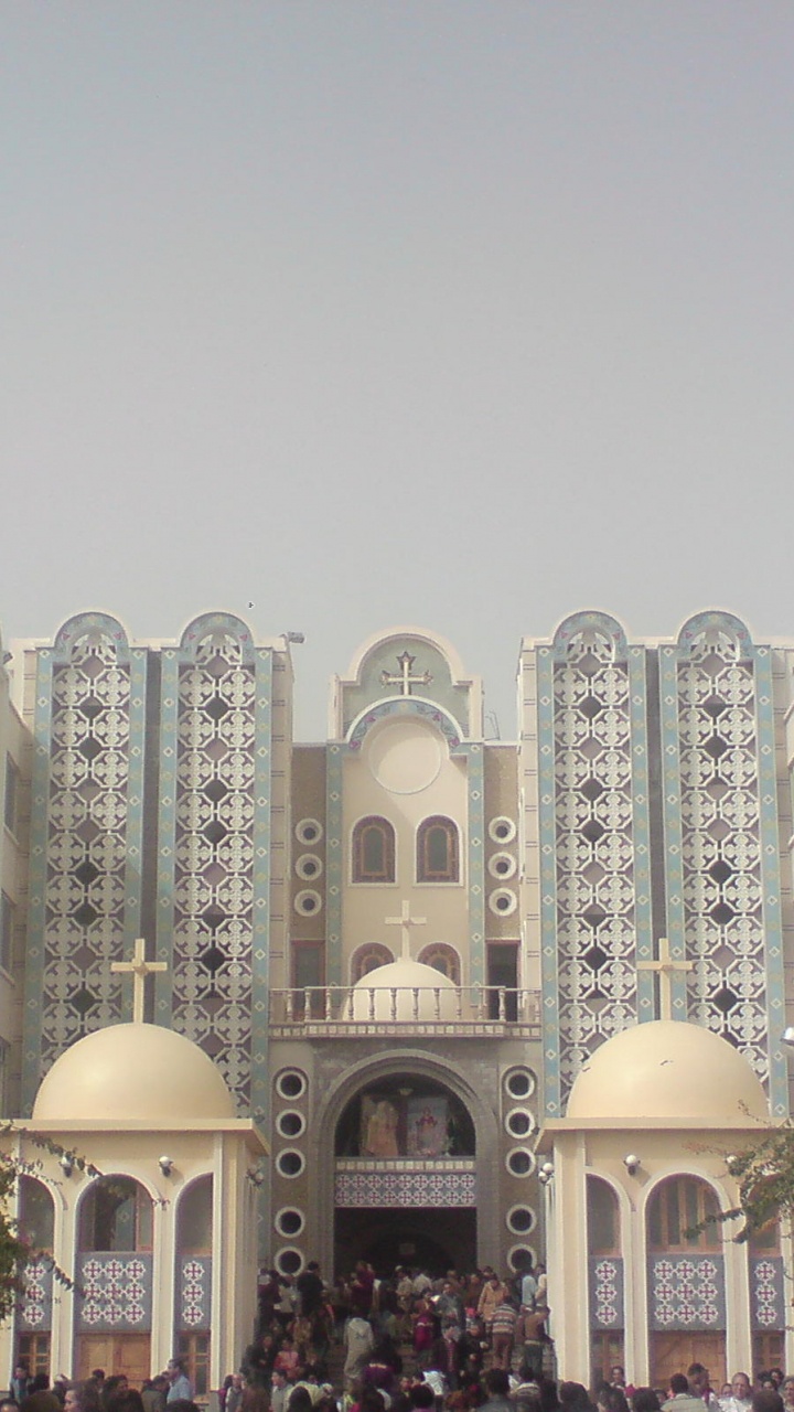 Weißes Betongebäude in Der Nähe Von Grünen Bäumen Tagsüber. Wallpaper in 720x1280 Resolution