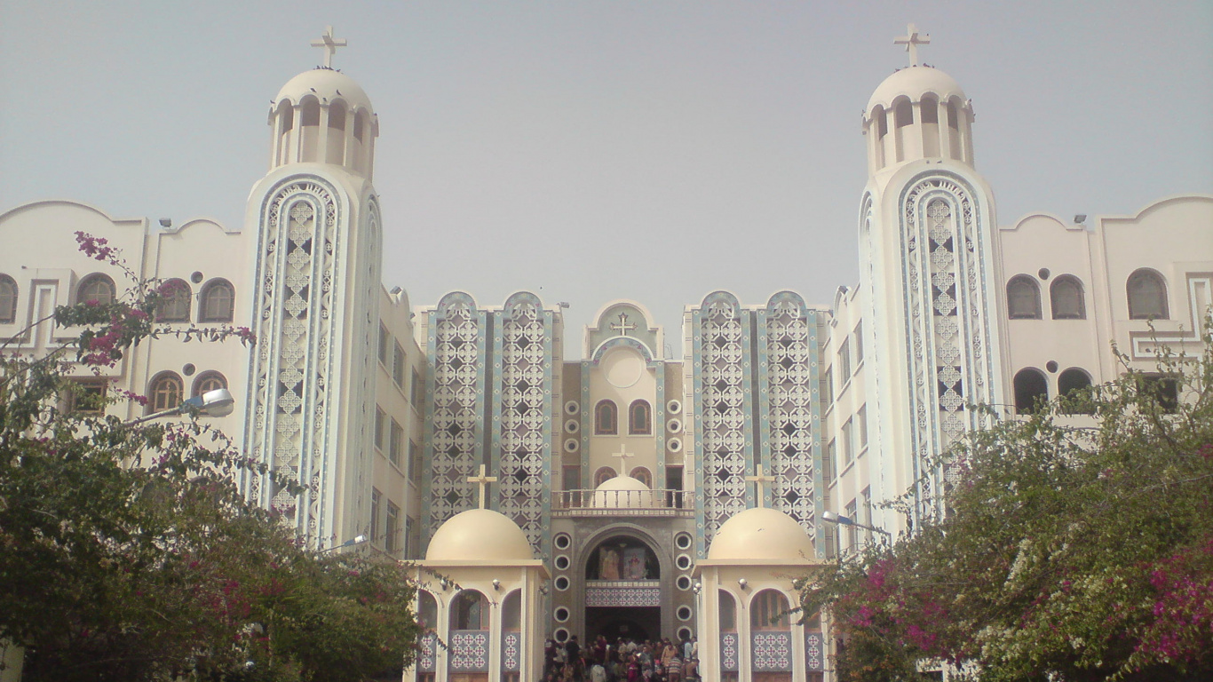 White Concrete Building Near Green Trees During Daytime. Wallpaper in 1366x768 Resolution