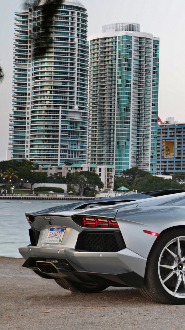 Lamborghini Aventador Negro Estacionado Sobre Pavimento Gris. Wallpaper in 750x1334 Resolution