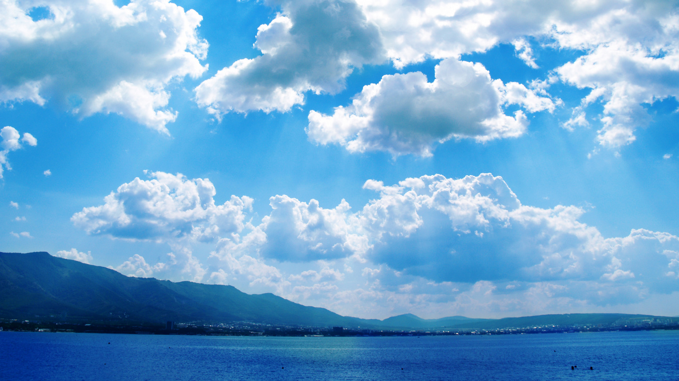 Mar Azul Bajo un Cielo Azul y Nubes Blancas Durante el Día. Wallpaper in 1366x768 Resolution