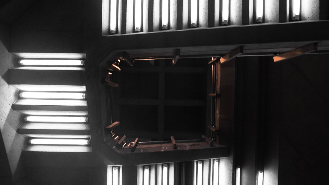 Schwarz-weiße Wendeltreppe. Wallpaper in 1280x720 Resolution