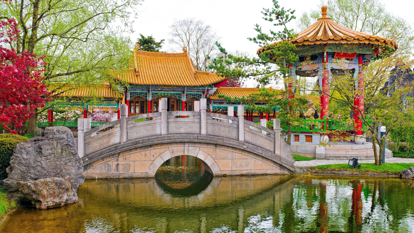 Puente de Hormigón Marrón y Blanco Sobre el Río Durante el Día. Wallpaper in 1366x768 Resolution