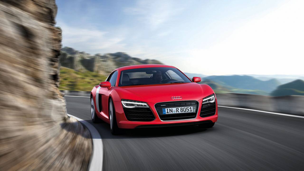 Roter Audi r 8 Tagsüber Unterwegs. Wallpaper in 1280x720 Resolution