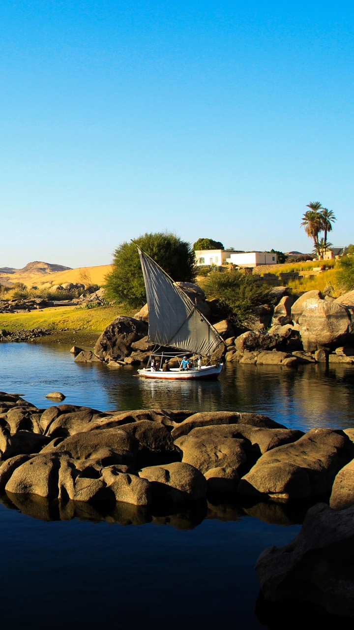 Roches Brunes Sur le Plan D'eau Pendant la Journée. Wallpaper in 720x1280 Resolution