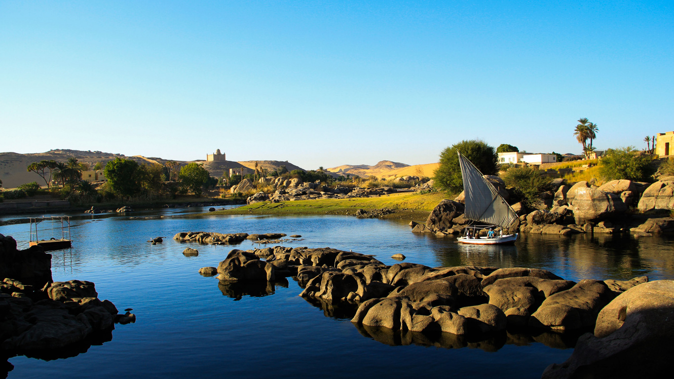 Brown Rocks on Body of Water During Daytime. Wallpaper in 1366x768 Resolution