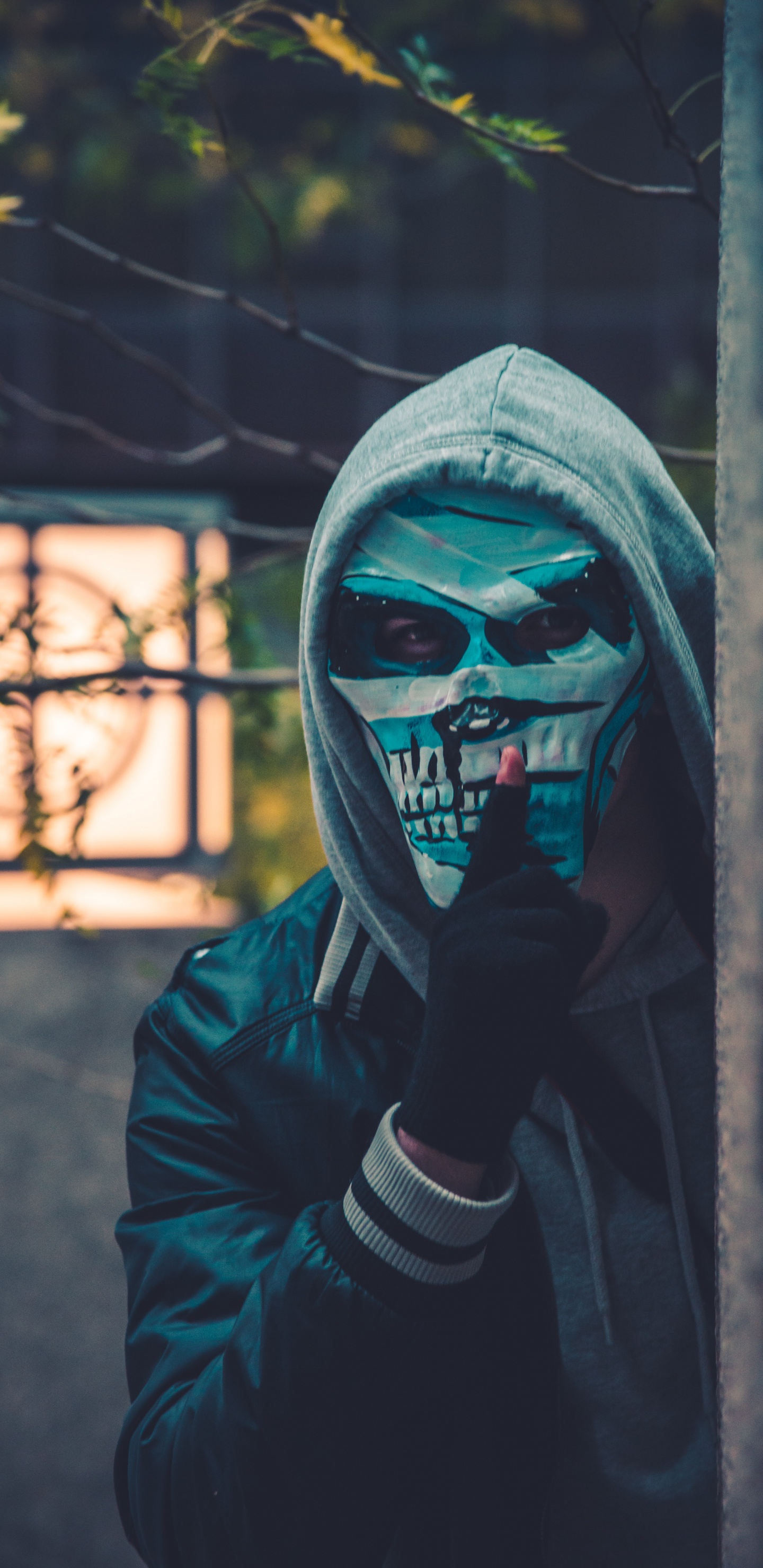 Personne en Blouson de Cuir Noir Portant un Masque. Wallpaper in 1440x2960 Resolution