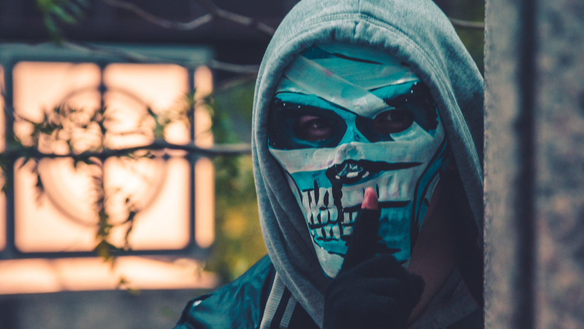 Person in Schwarzer Lederjacke Mit Maske. Wallpaper in 1920x1080 Resolution