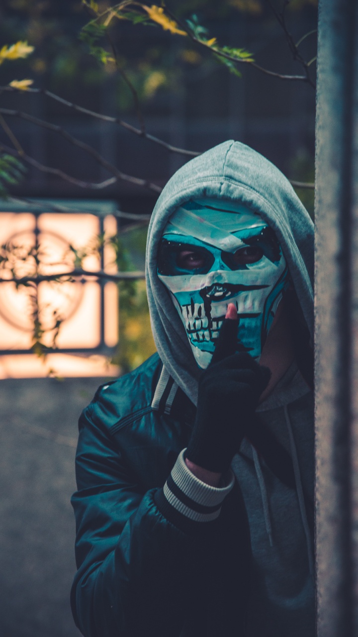 Person in Schwarzer Lederjacke Mit Maske. Wallpaper in 720x1280 Resolution