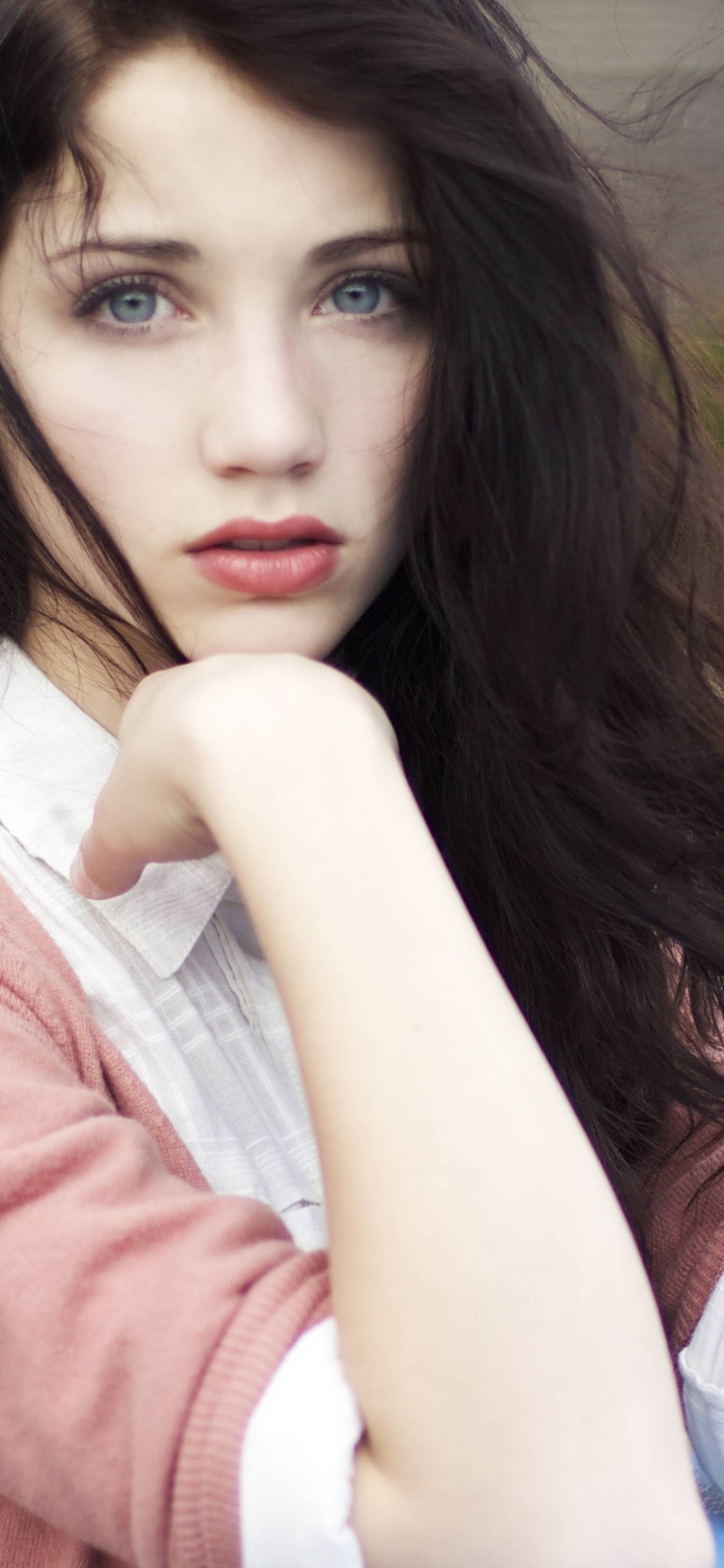 Mädchen Schwarze Haare Blaue Augen, Haar, Braune Haare, Augenfarbe, Lange Haare. Wallpaper in 1125x2436 Resolution