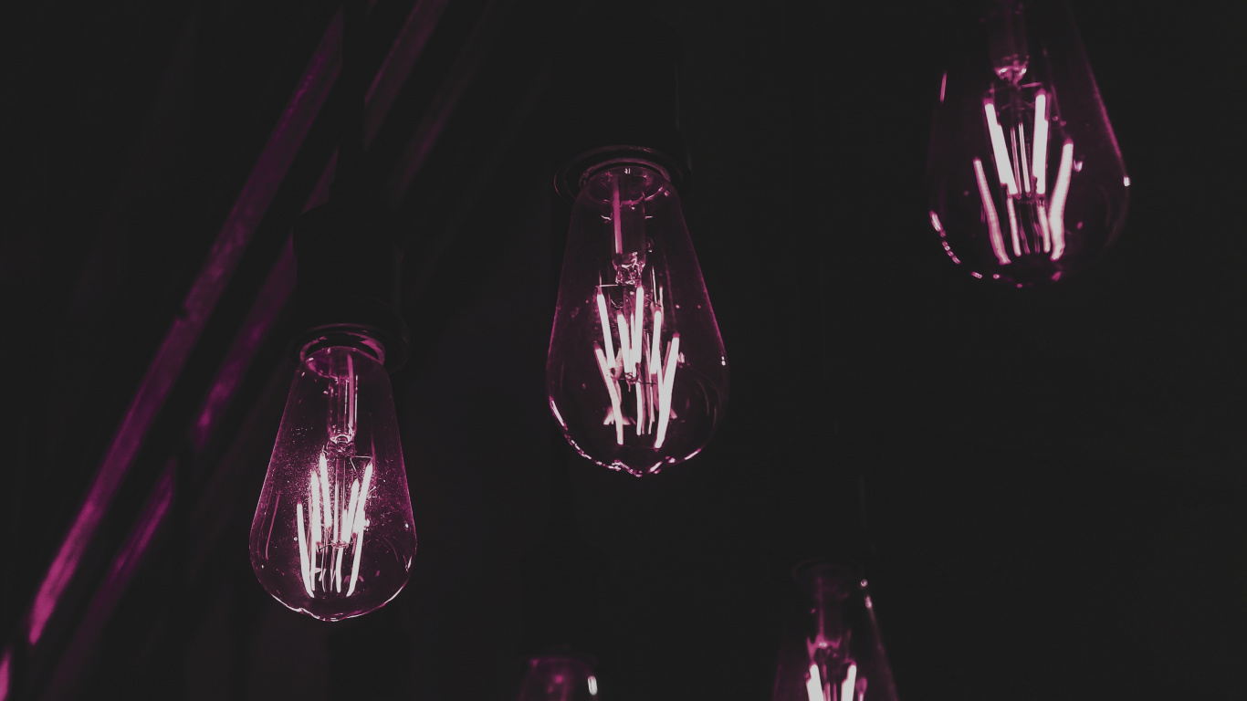 3 Ampoules Allumées Dans Une Pièce Sombre. Wallpaper in 1366x768 Resolution