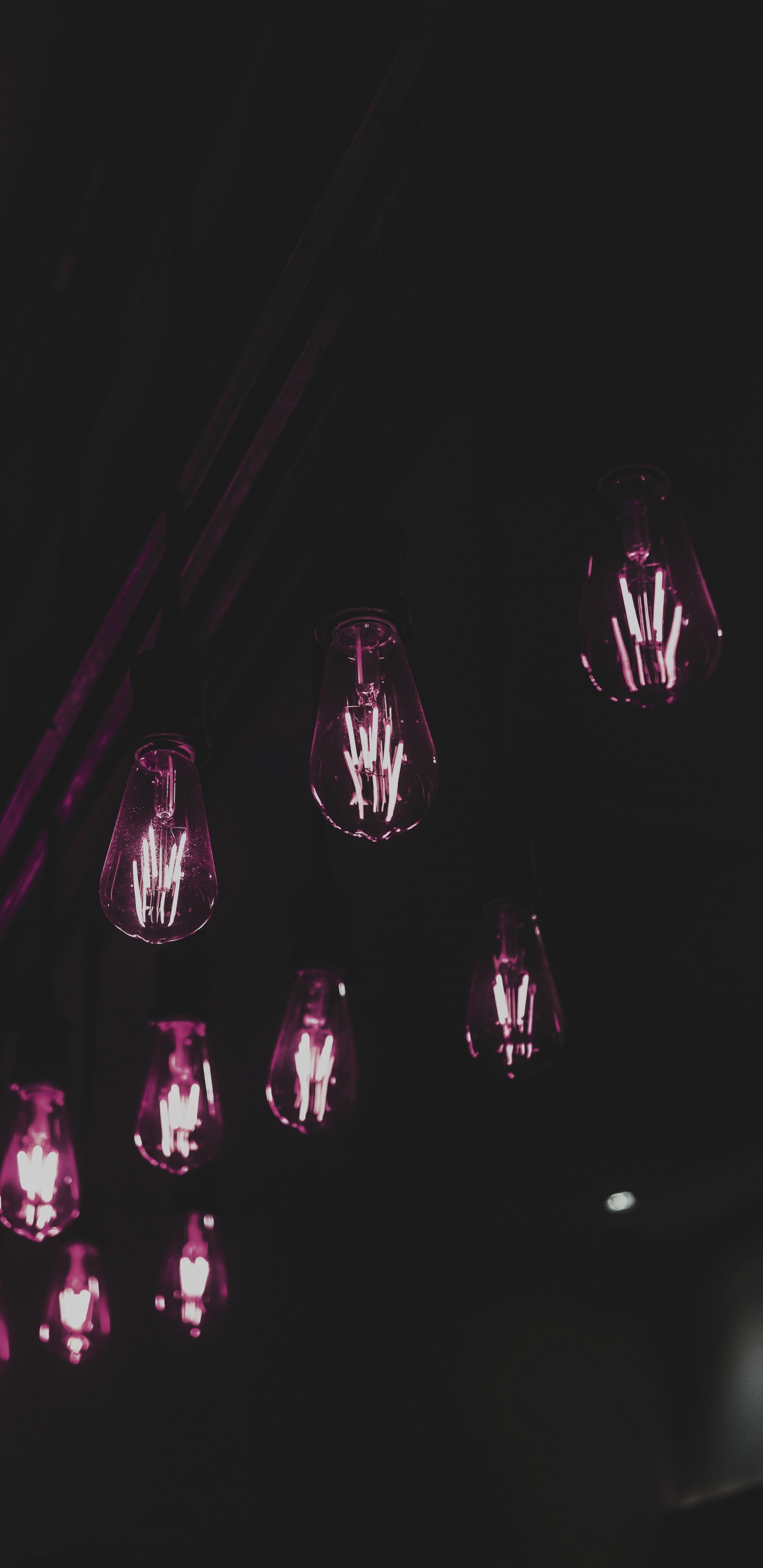 3 Ampoules Allumées Dans Une Pièce Sombre. Wallpaper in 1440x2960 Resolution