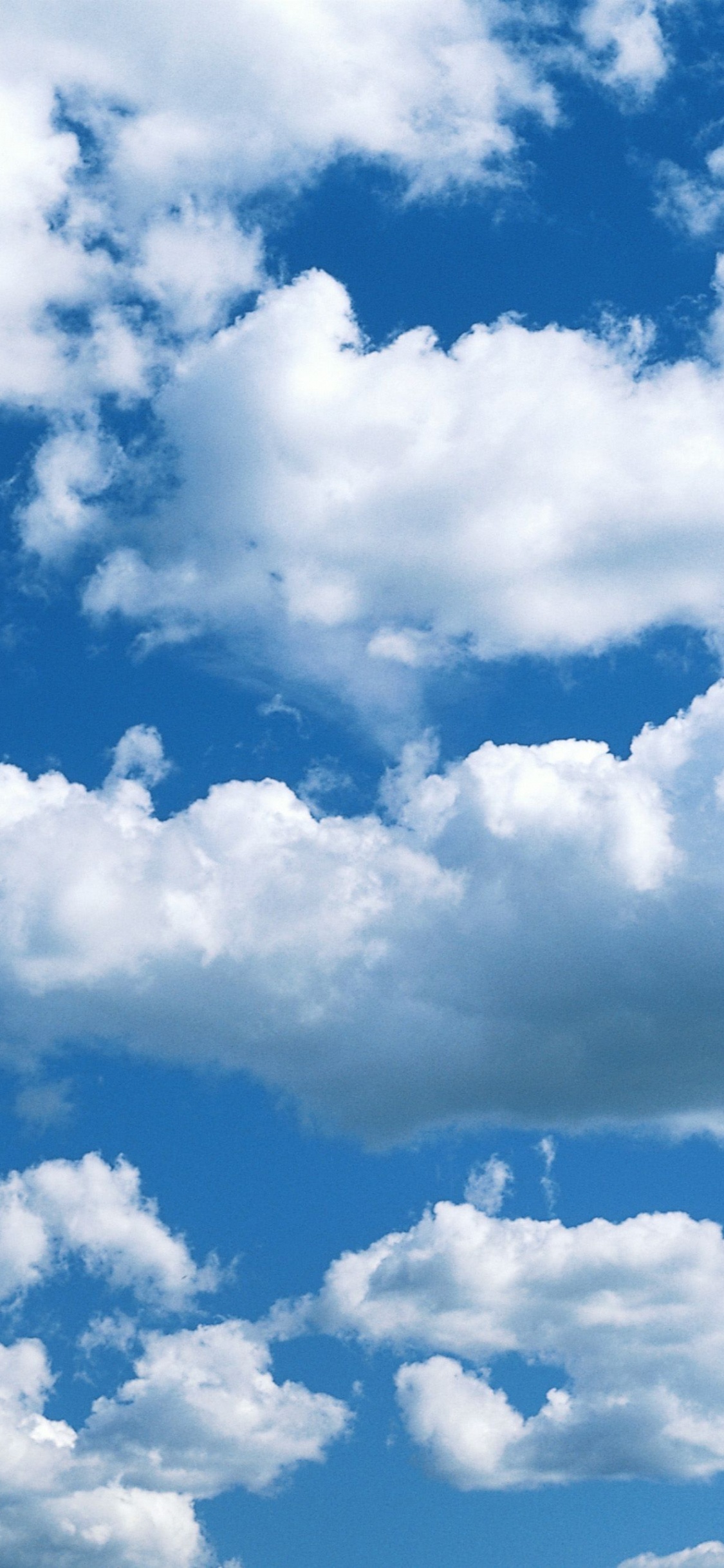 Nubes Blancas y Cielo Azul Durante el Día. Wallpaper in 1125x2436 Resolution