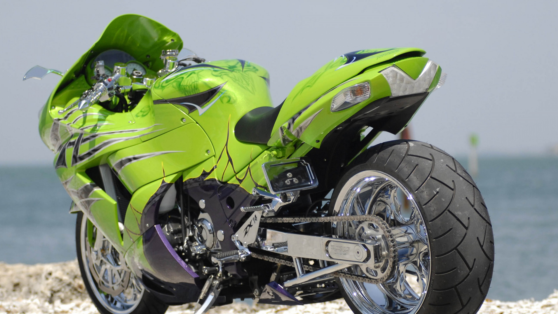 Green and Black Sports Bike. Wallpaper in 1920x1080 Resolution