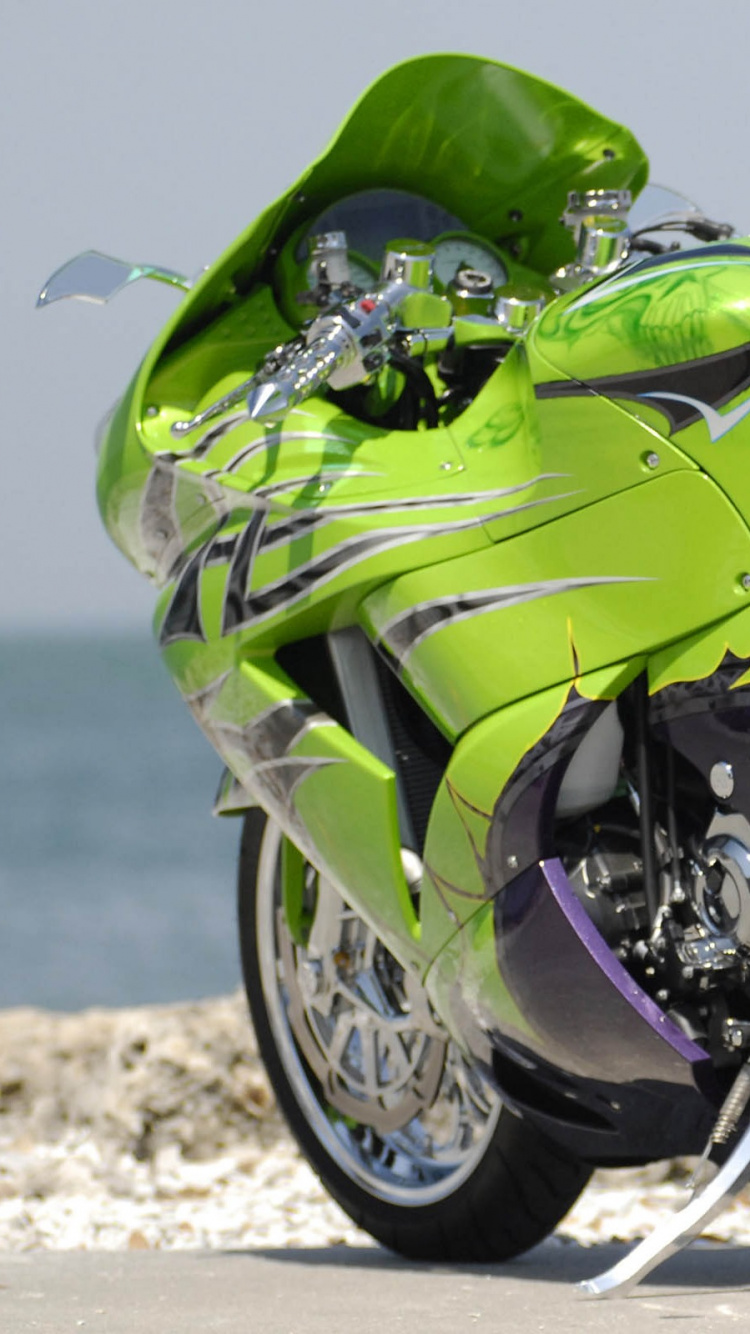 Green and Black Sports Bike. Wallpaper in 750x1334 Resolution