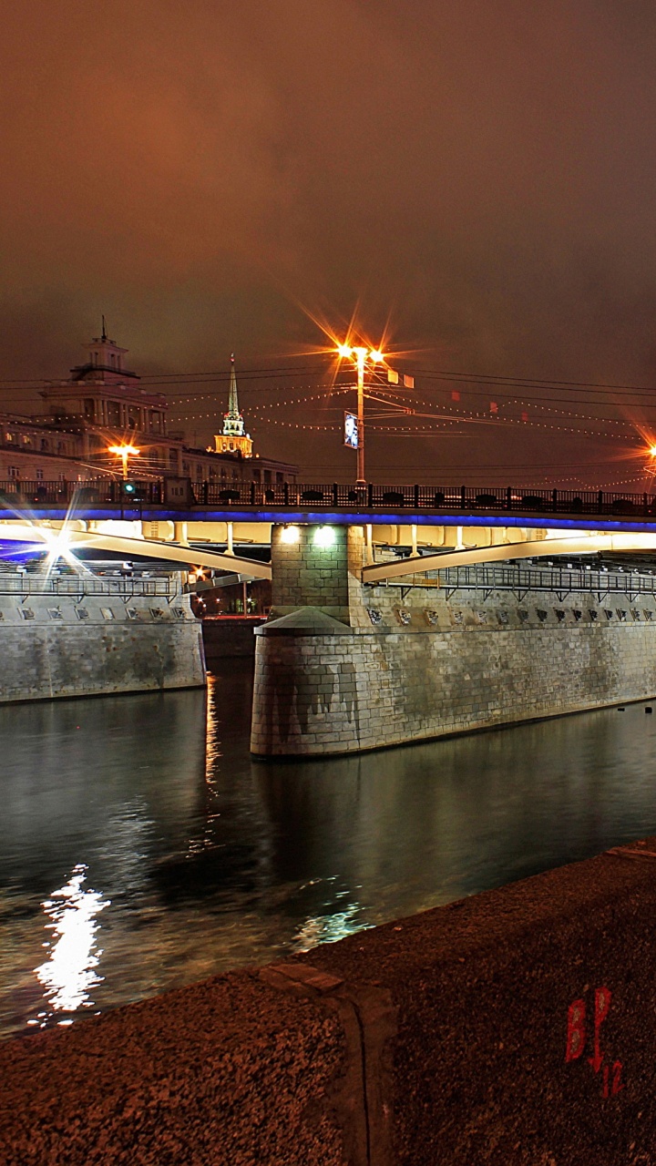 Puente de Hormigón Marrón Sobre el Río Durante la Noche. Wallpaper in 720x1280 Resolution