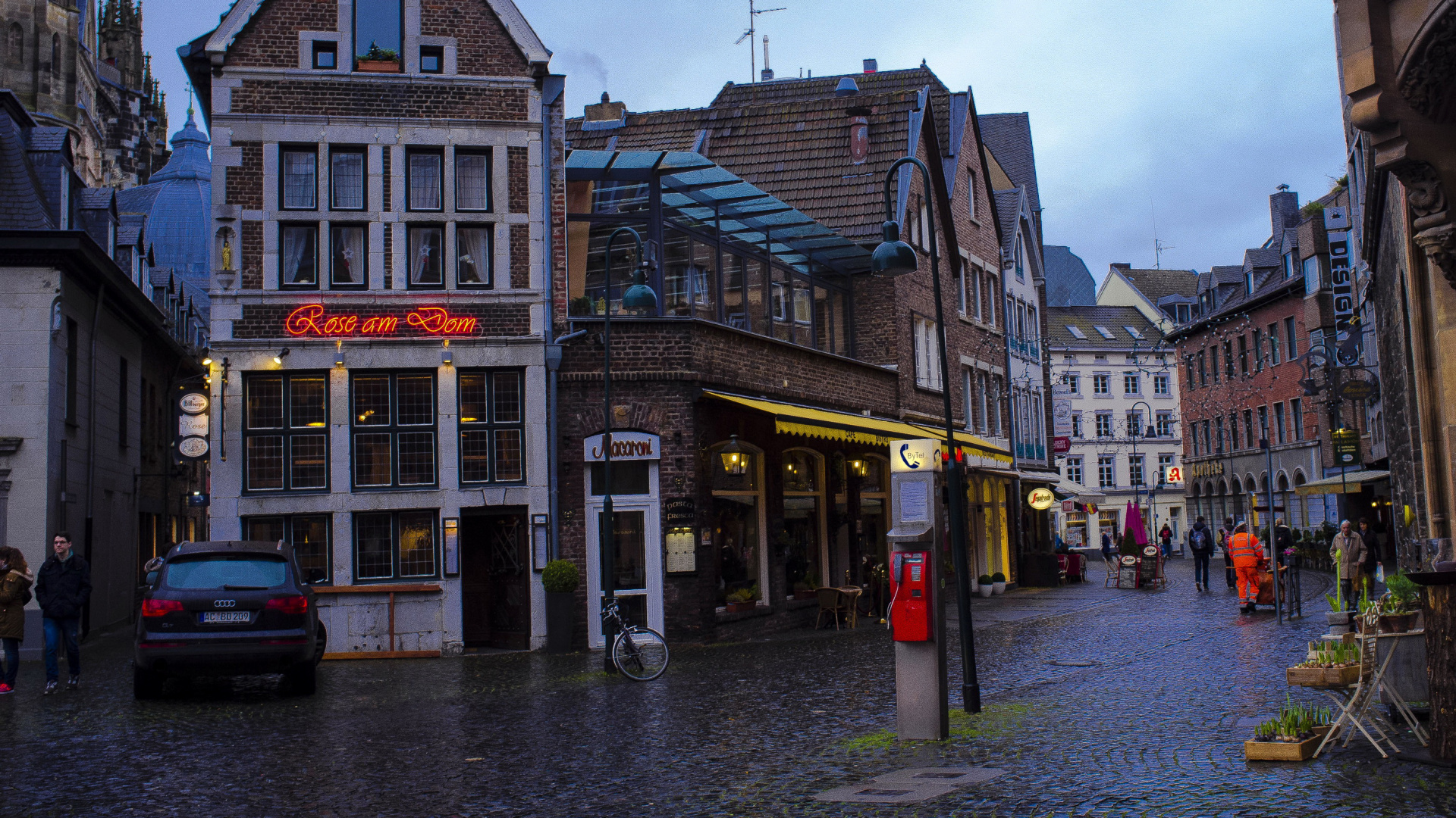 Schwarzes Auto, Das Tagsüber Neben Einem Braunen Betongebäude Geparkt Ist. Wallpaper in 1920x1080 Resolution