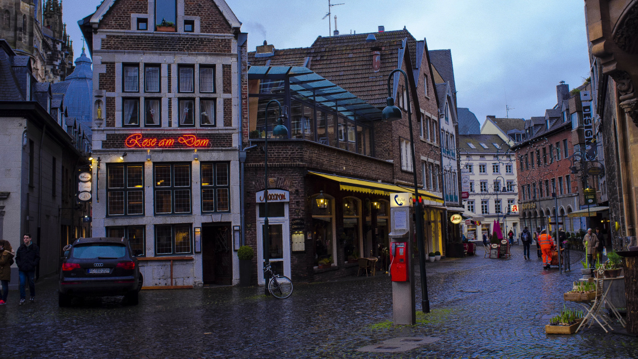 Coche Negro Aparcado Junto al Edificio de Hormigón Marrón Durante el Día. Wallpaper in 1280x720 Resolution