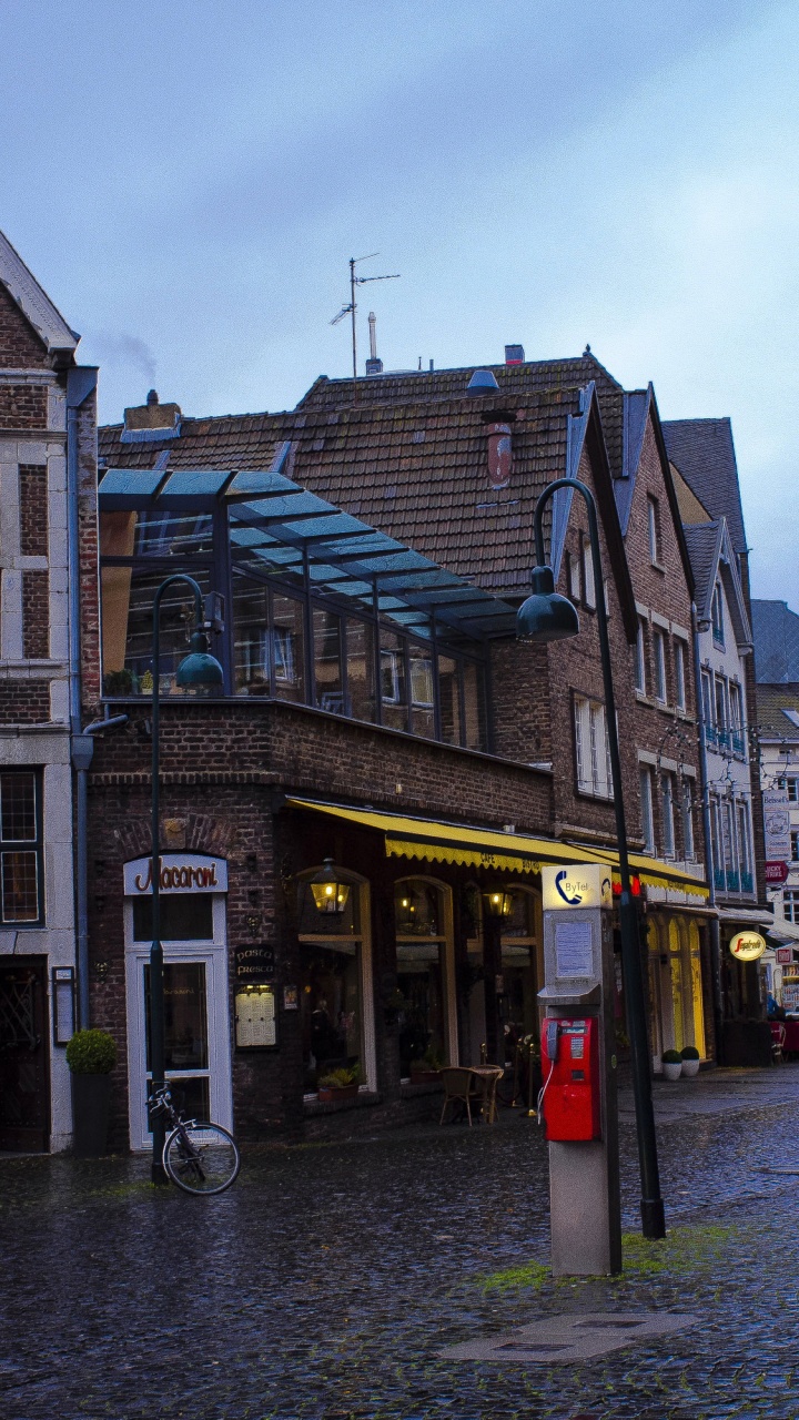 Coche Negro Aparcado Junto al Edificio de Hormigón Marrón Durante el Día. Wallpaper in 720x1280 Resolution