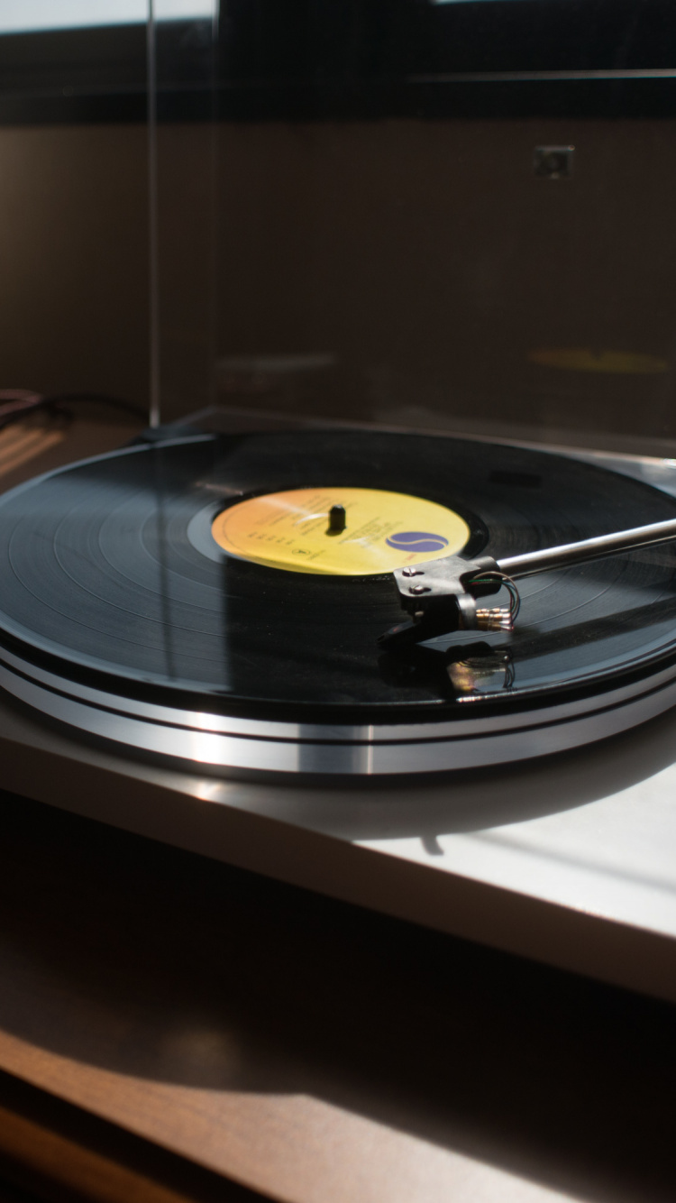 Tourne-disque Vinyle Noir Sur Tableau Blanc. Wallpaper in 750x1334 Resolution