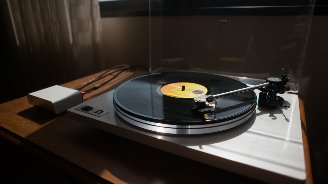 Schwarzer Schallplattenspieler Auf Weißem Tisch. Wallpaper in 1280x720 Resolution