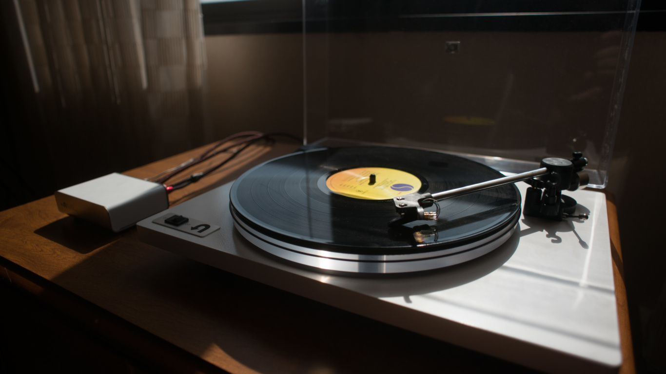 Schwarzer Schallplattenspieler Auf Weißem Tisch. Wallpaper in 1366x768 Resolution