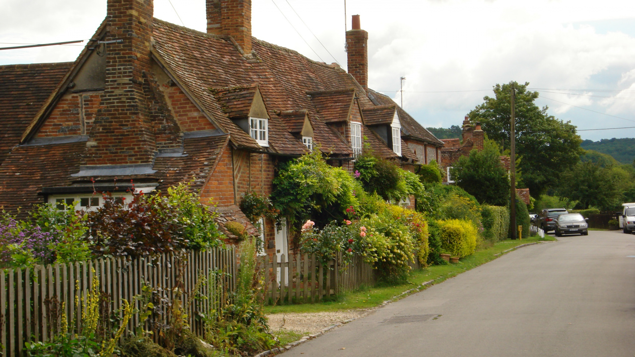 Braunes Backsteinhaus in Der Nähe Von Grünen Bäumen Und Pflanzen Tagsüber. Wallpaper in 1280x720 Resolution