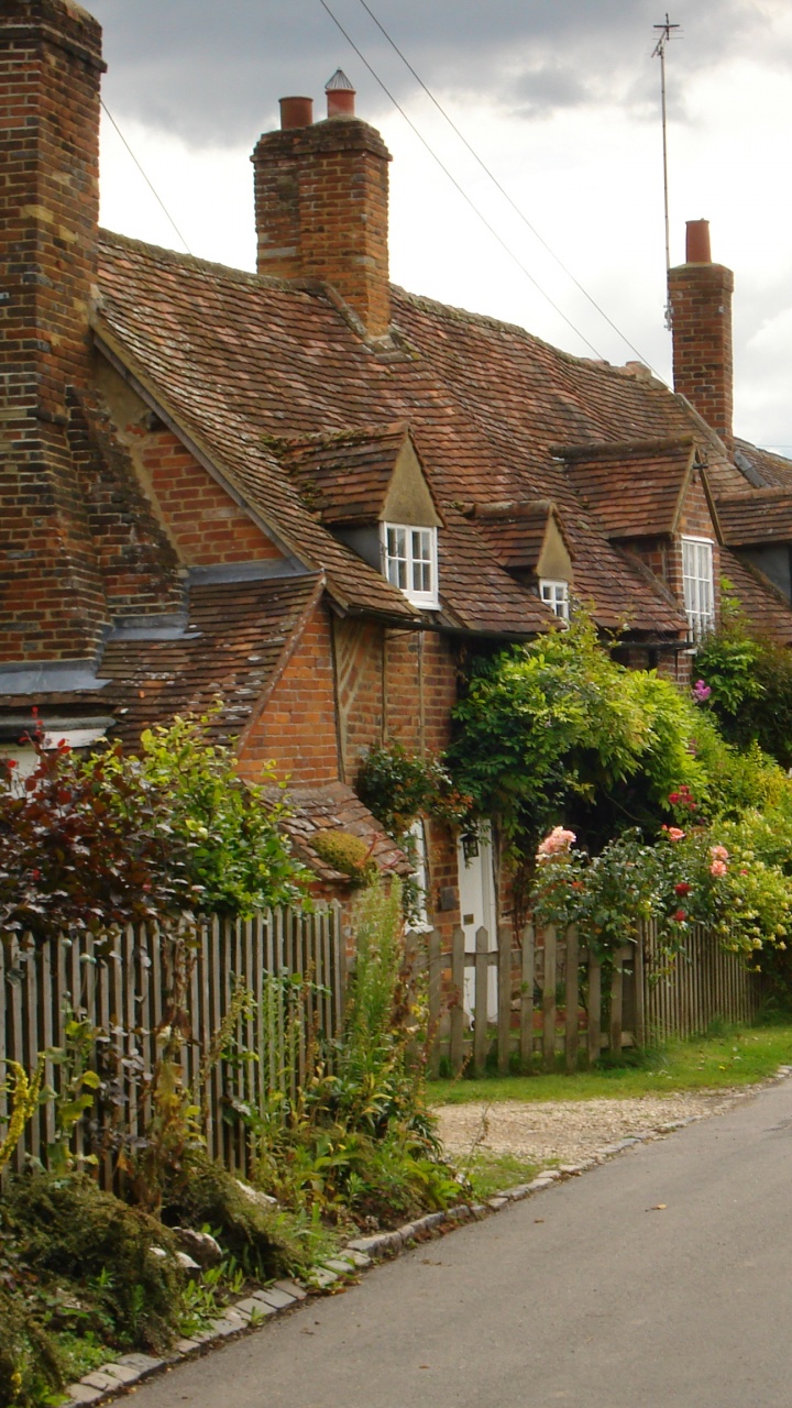 Maison en Brique Brune Près Des Arbres Verts et Des Plantes Pendant la Journée. Wallpaper in 720x1280 Resolution