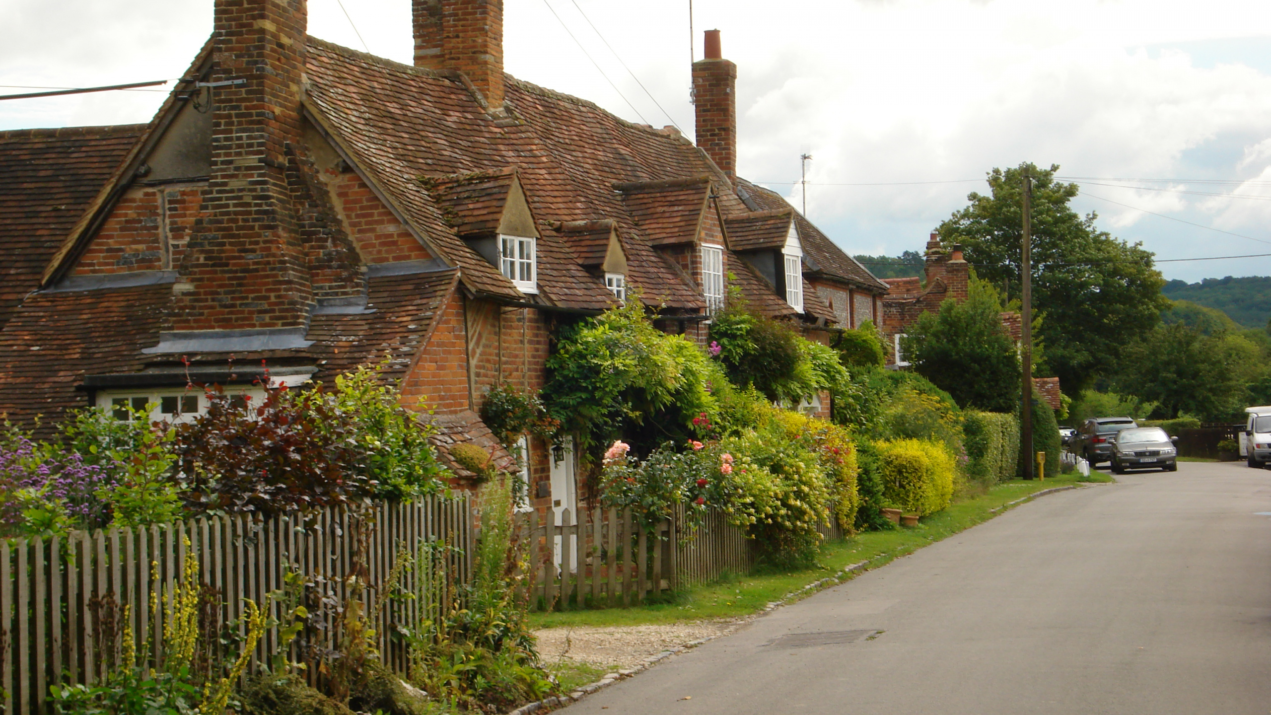 Casa de Ladrillo Marrón Cerca de Árboles y Plantas Verdes Durante el Día. Wallpaper in 2560x1440 Resolution