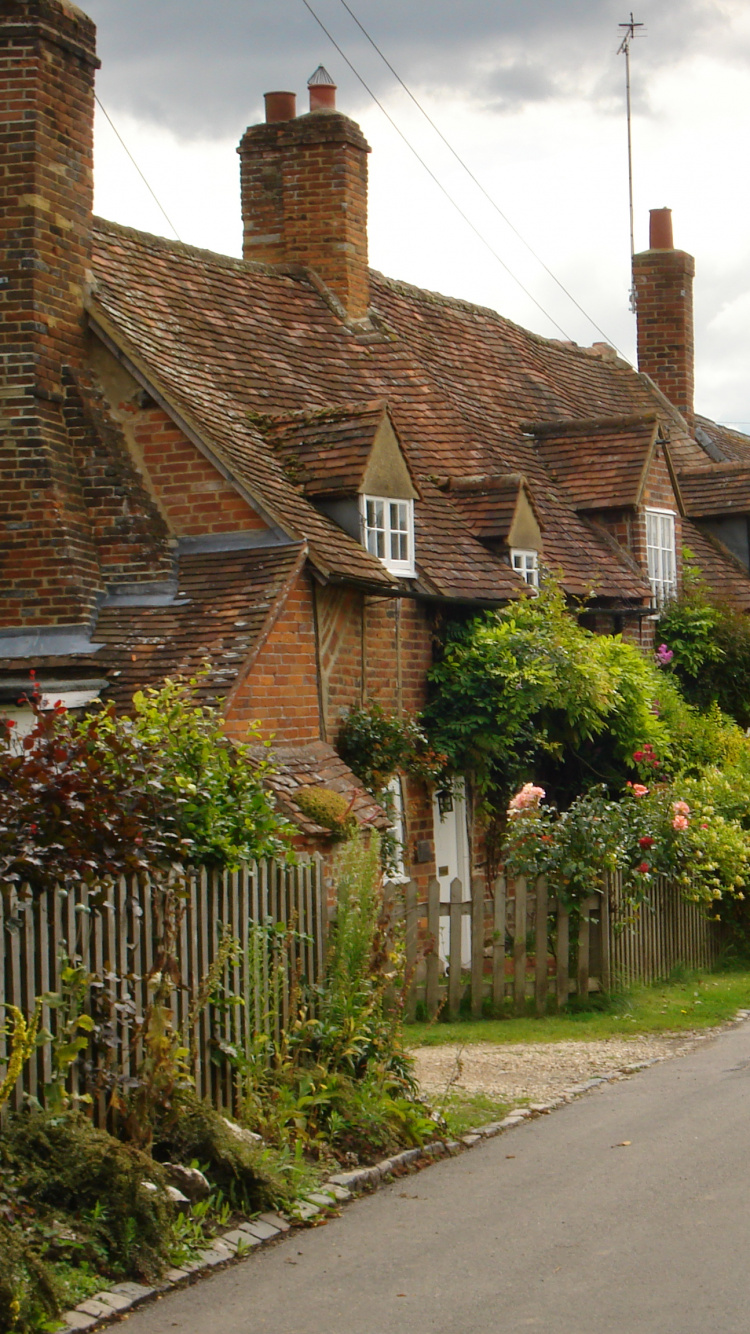 Casa de Ladrillo Marrón Cerca de Árboles y Plantas Verdes Durante el Día. Wallpaper in 750x1334 Resolution