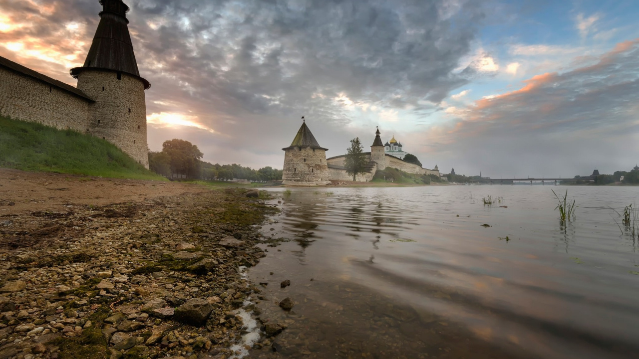 Gray Concrete Building Near Body of Water Under Cloudy Sky During Daytime. Wallpaper in 1280x720 Resolution