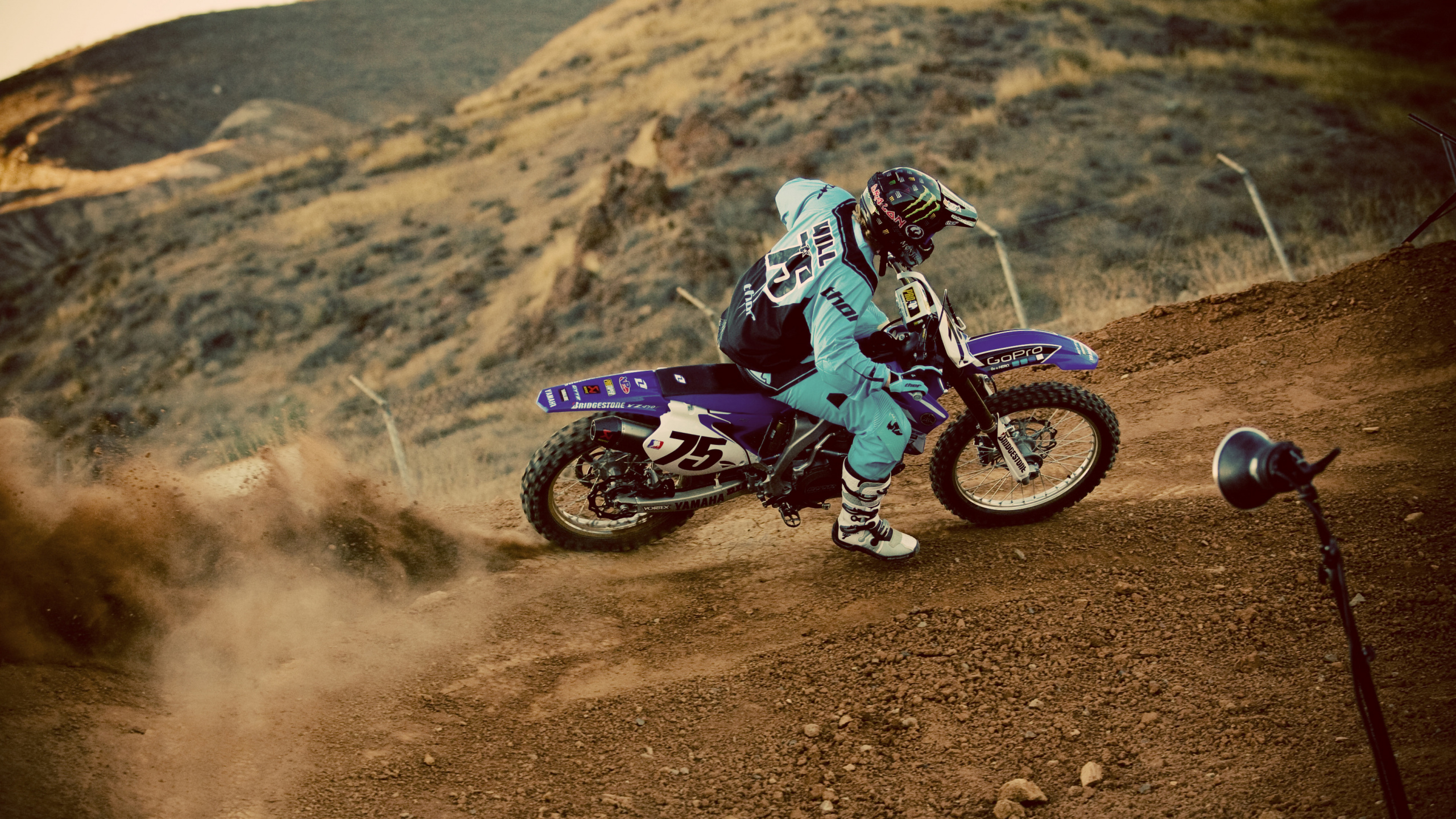 Hombre en Casco de Motocross Blanco y Rojo Montando Motocross Dirt Bike. Wallpaper in 2560x1440 Resolution