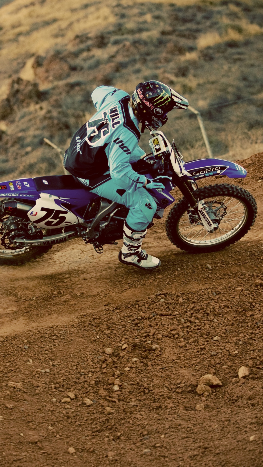 Homme en Blanc et Rouge Casque de Motocross Riding Motocross Dirt Bike. Wallpaper in 1080x1920 Resolution
