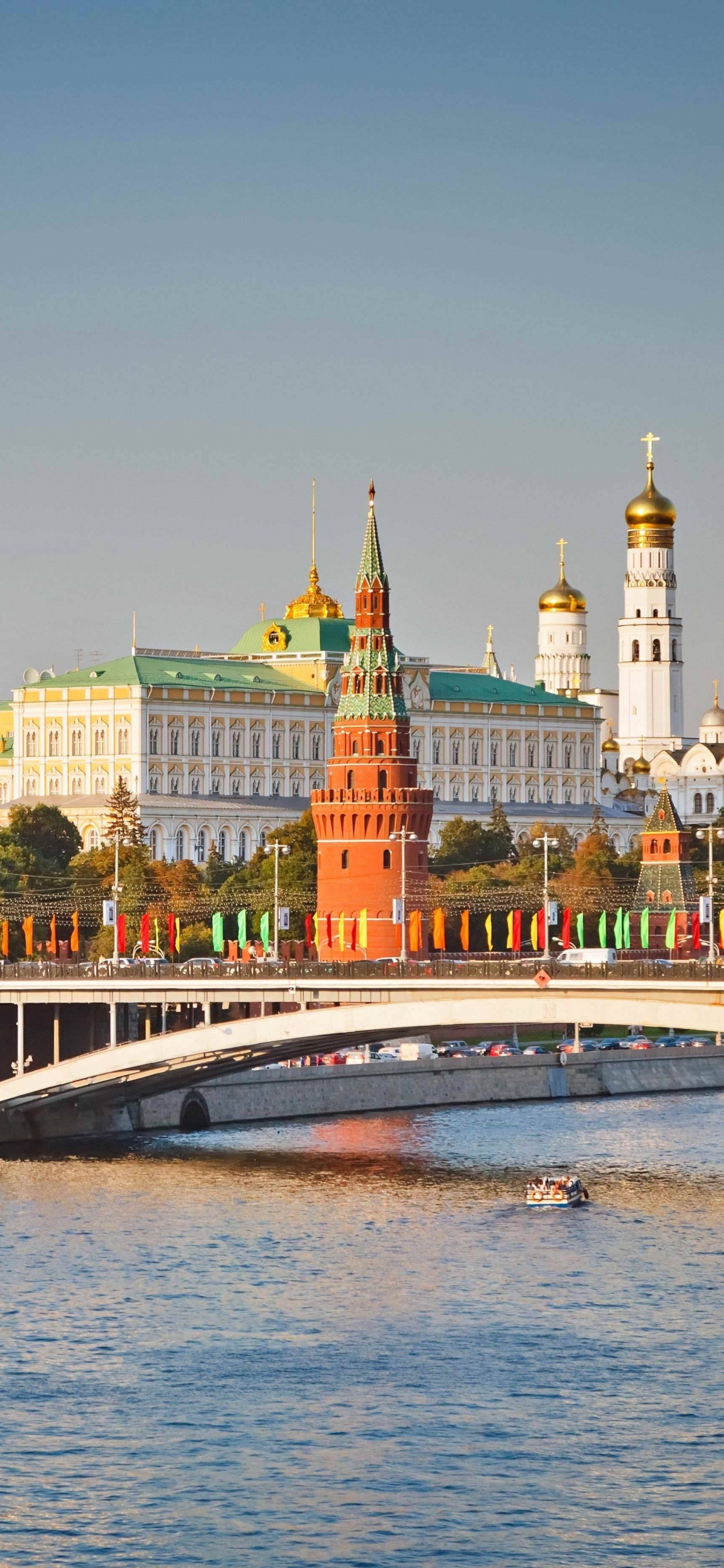 Braun-weiße Betonbrücke Über Den Fluss. Wallpaper in 1242x2688 Resolution