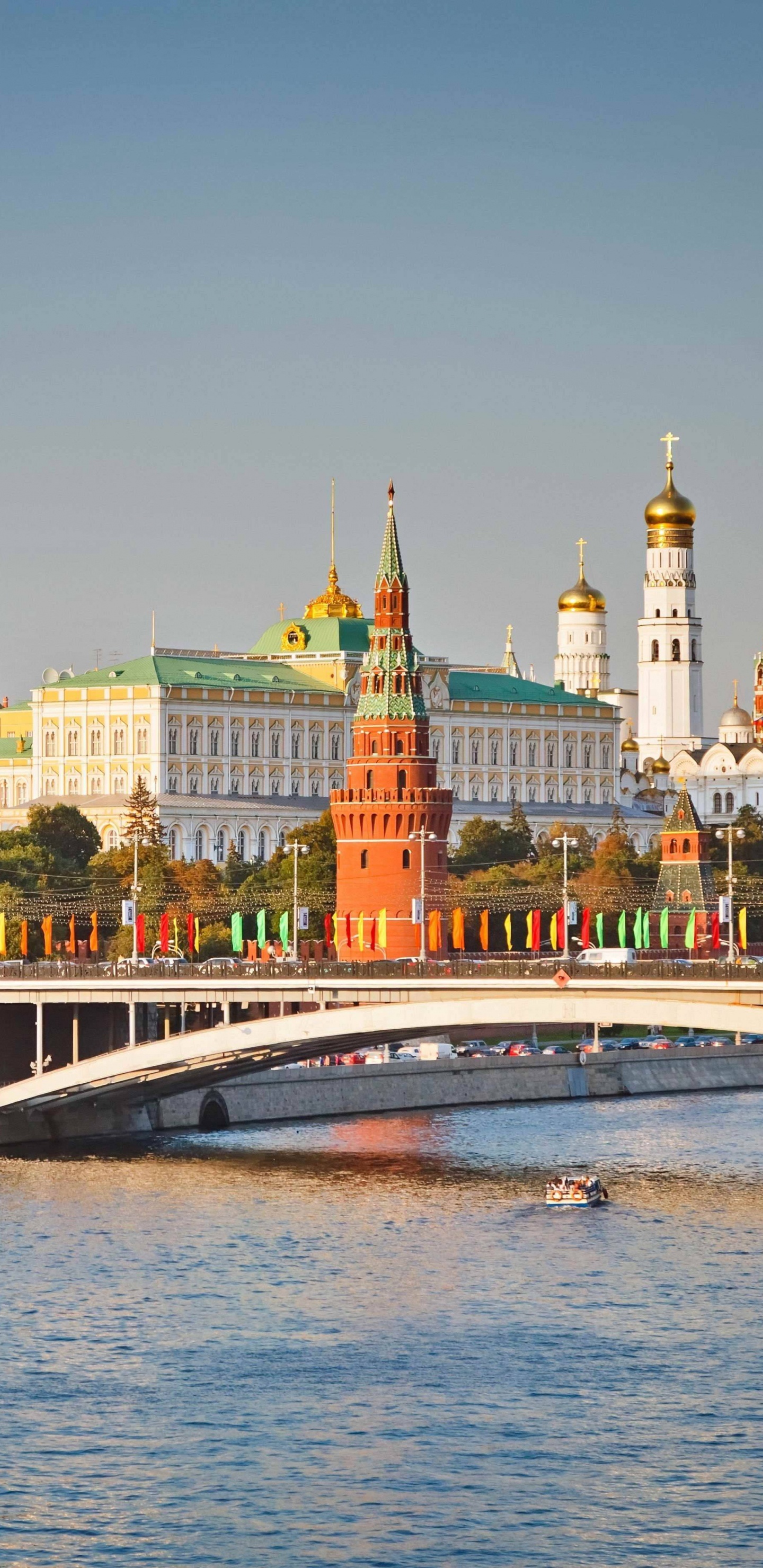 Braun-weiße Betonbrücke Über Den Fluss. Wallpaper in 1440x2960 Resolution