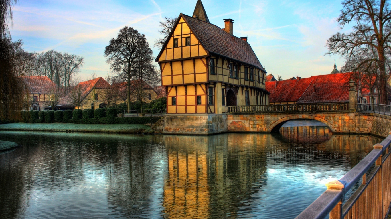 Braunes Und Weißes Betongebäude in Der Nähe Eines Gewässers Tagsüber. Wallpaper in 1366x768 Resolution