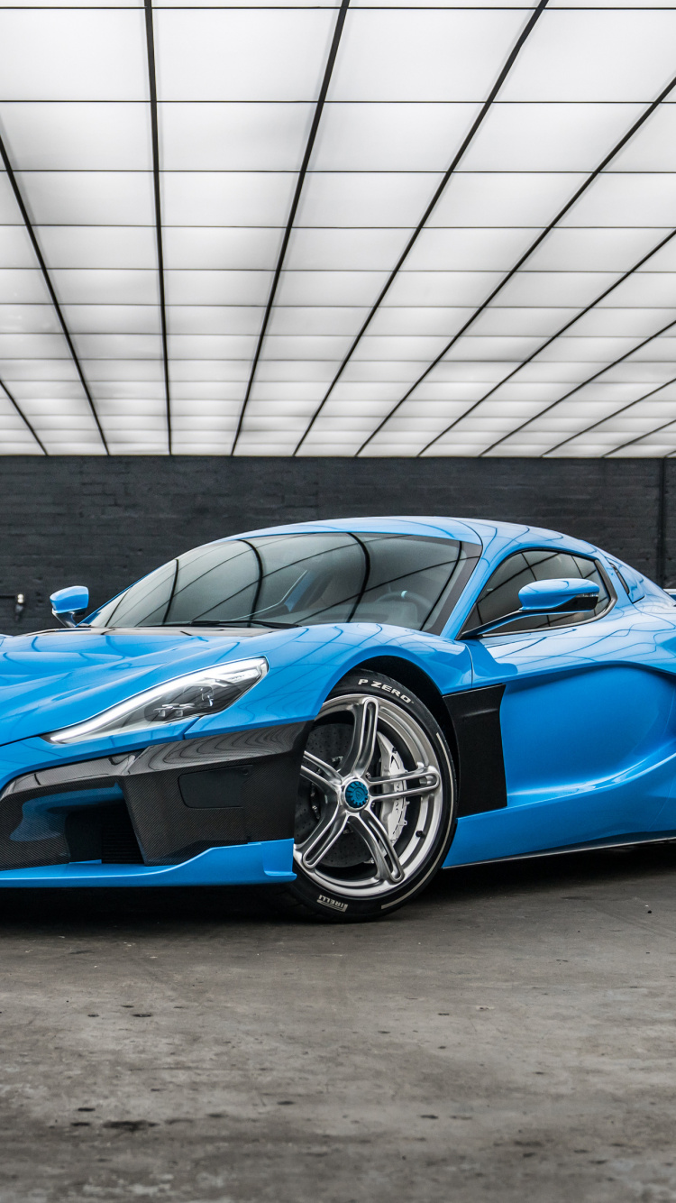 Blauer Chevrolet Camaro Auf Einem Parkplatz. Wallpaper in 750x1334 Resolution