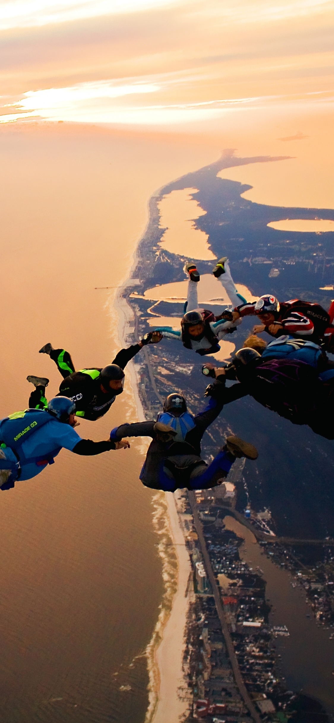 La Gente Que Viajaba en el Telesilla Azul y Verde Sobre Arena Marrón Durante el Día. Wallpaper in 1125x2436 Resolution